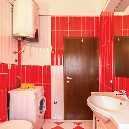Amazing In With Wifi Apartment Makarska